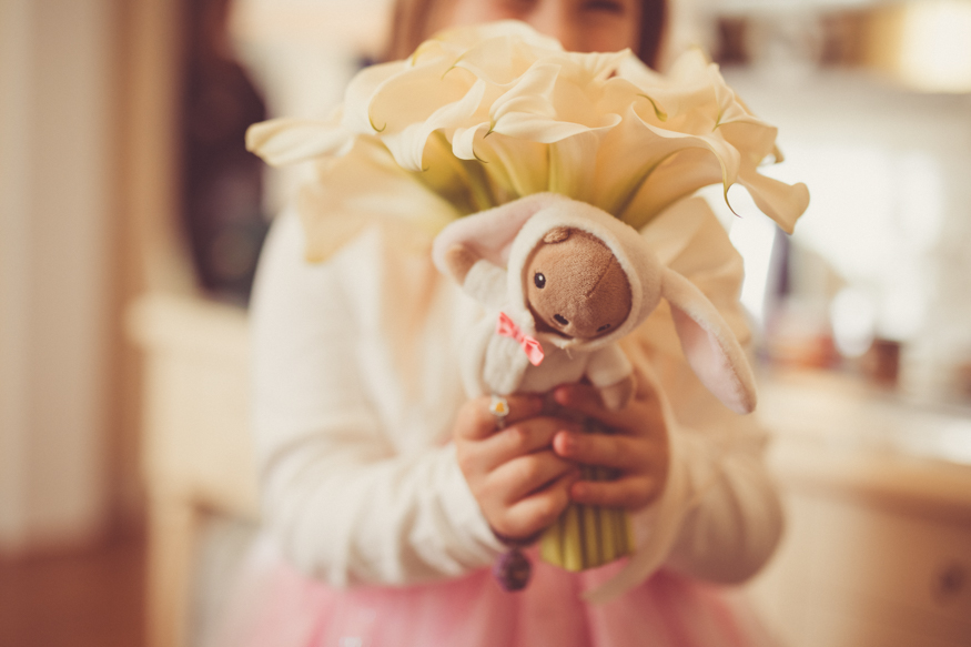 bouquet sposa e pupazzo della figlia