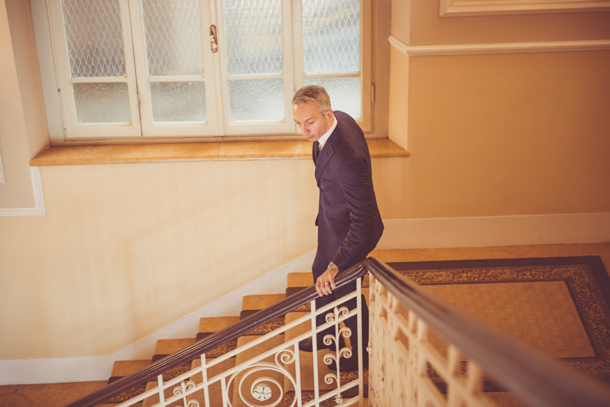 sposo pronto scende le scale dell'hotel