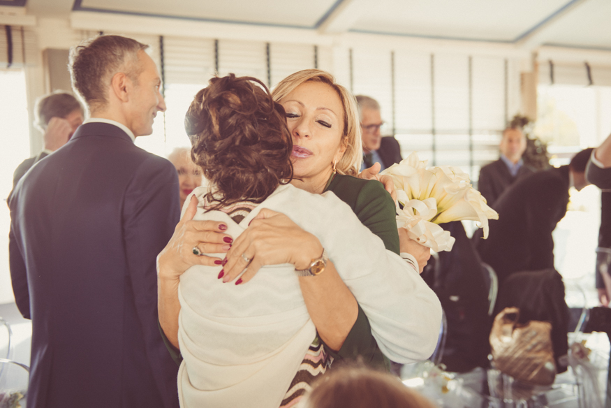 abbraccio sposa e testimone