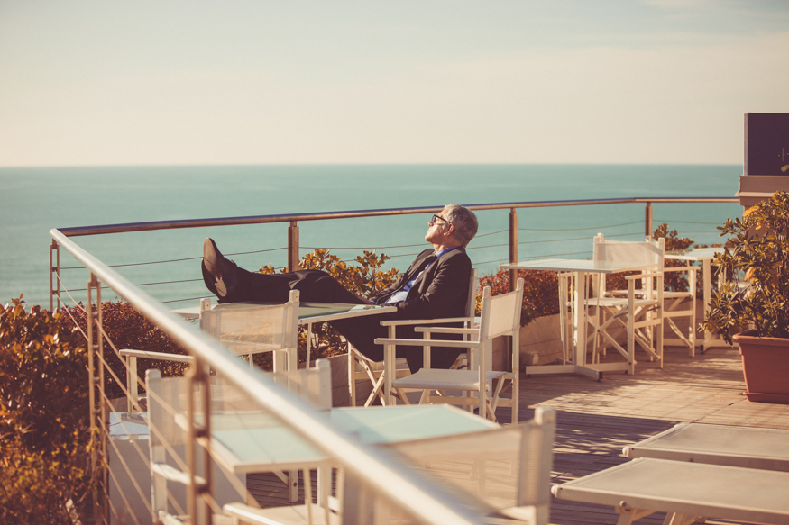 invitati sulla terrazza dell'hotel