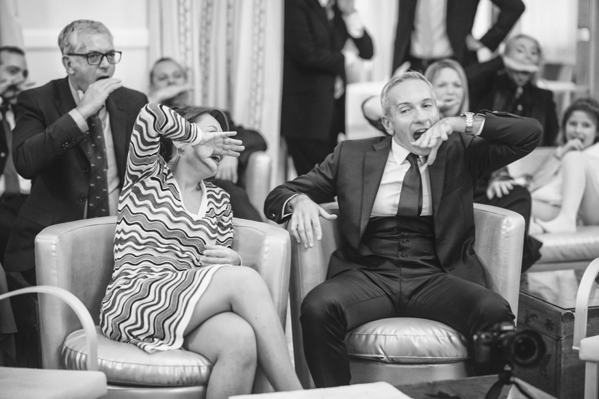 sposi si divertono al matrimonio
