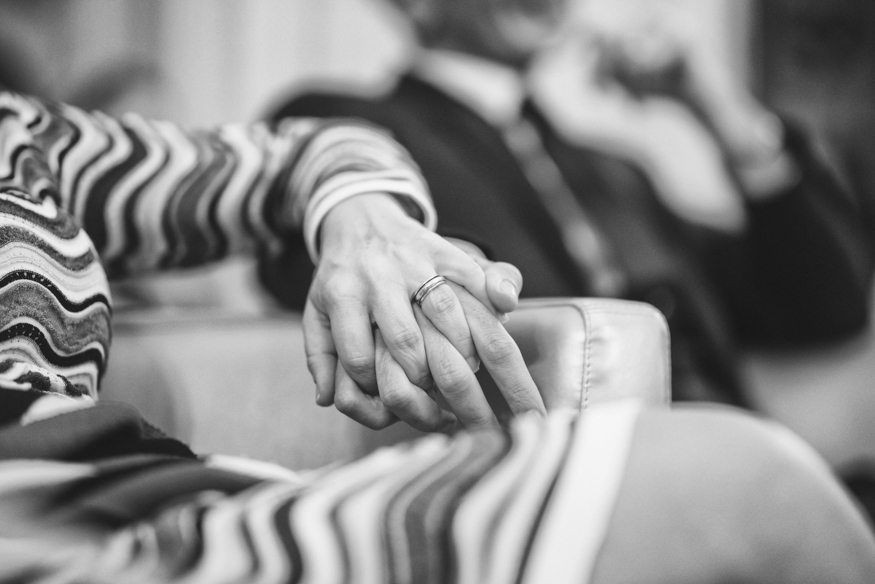 sposi mano nella mano