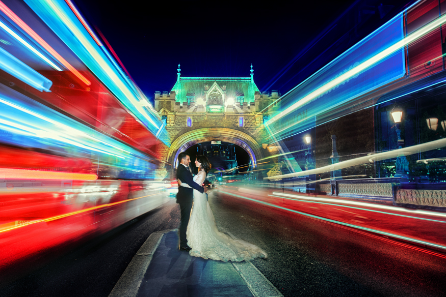 sposi di notte sul tower bridge di londra