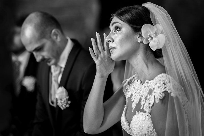 sposa in primo piano commossa