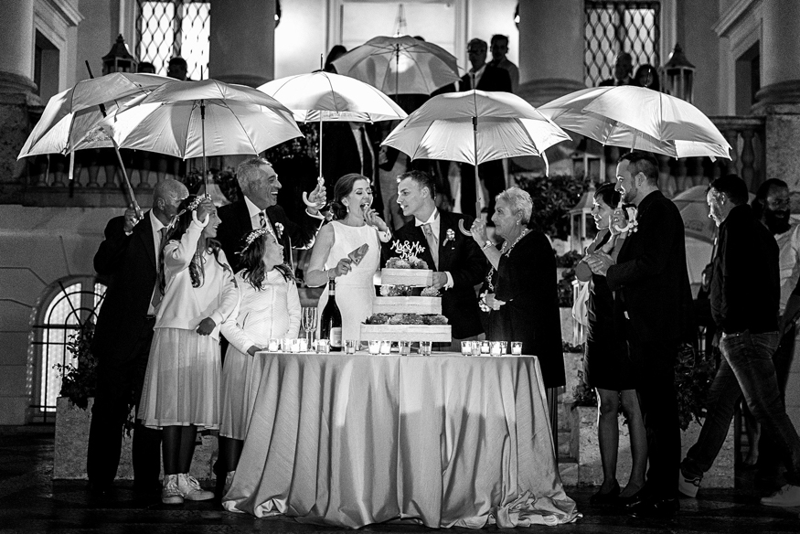 il taglio della torta sotto la pioggia