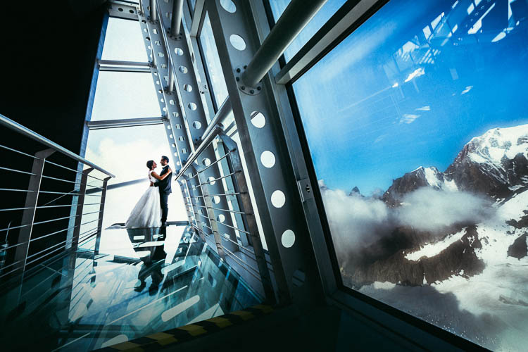 sposi durante il servizio fotografico di matrimonio e montagne sullo sfondo