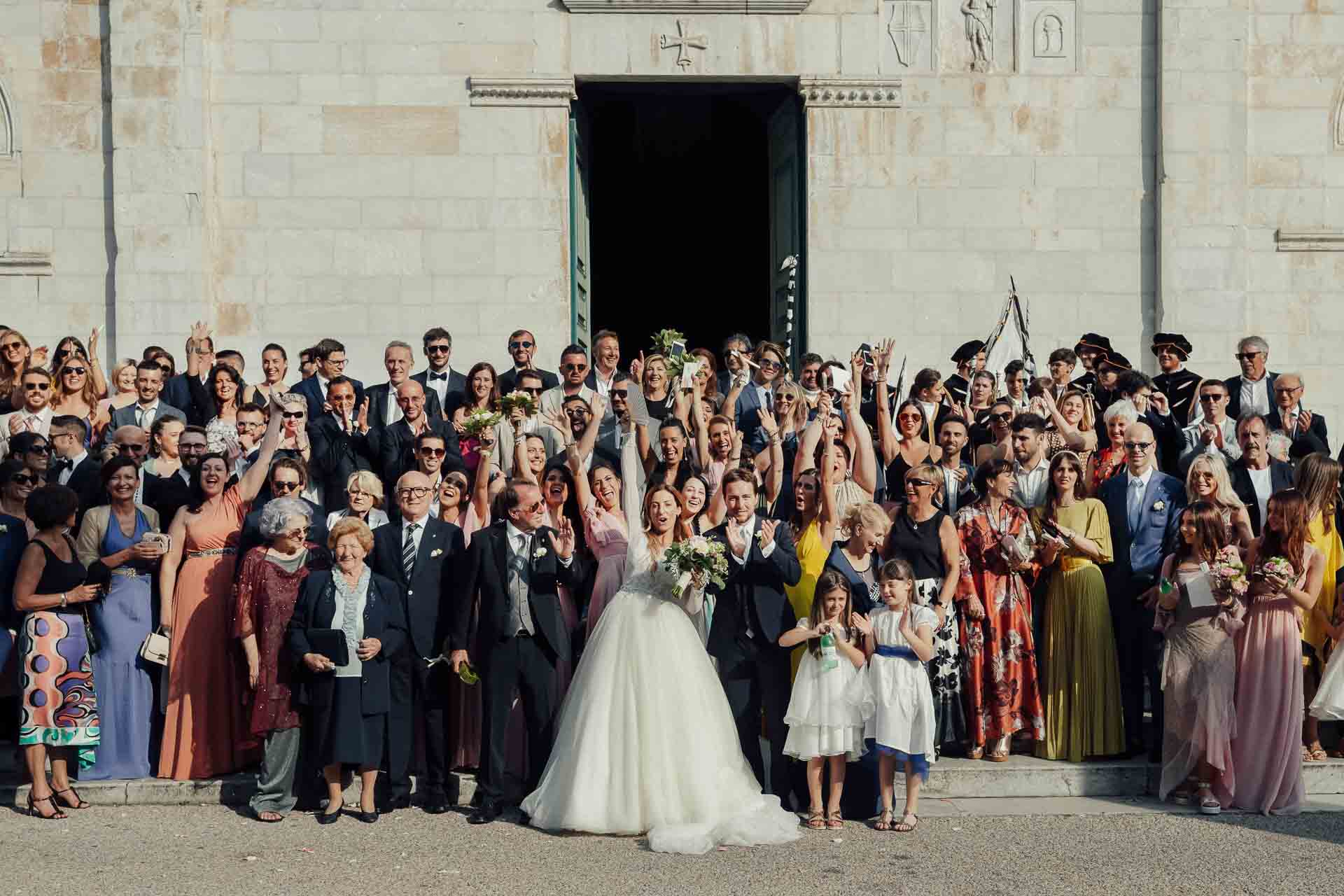 foto di gruppo davanti alla chiesa