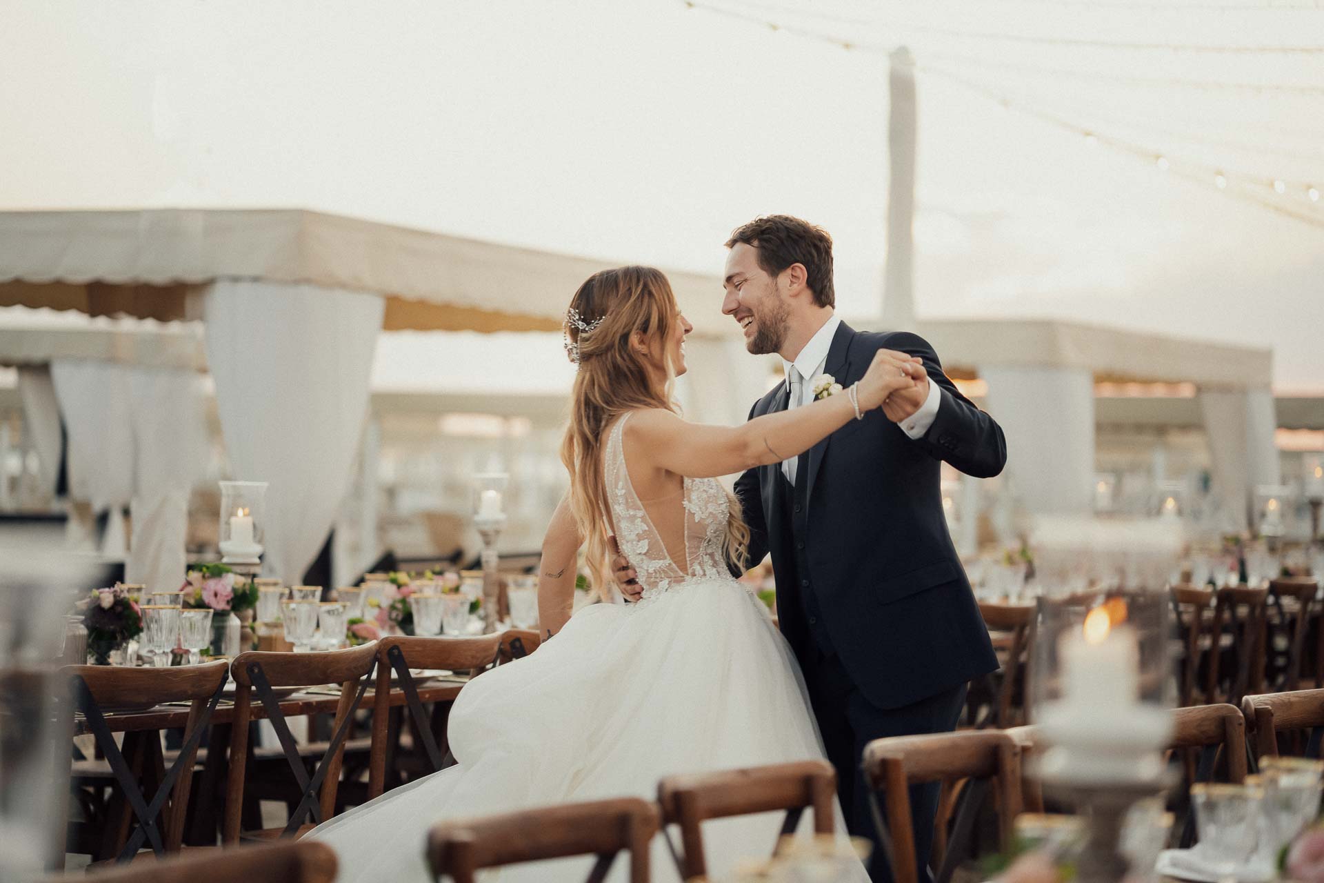 sposi tra i tavoli matrimonio franco mare