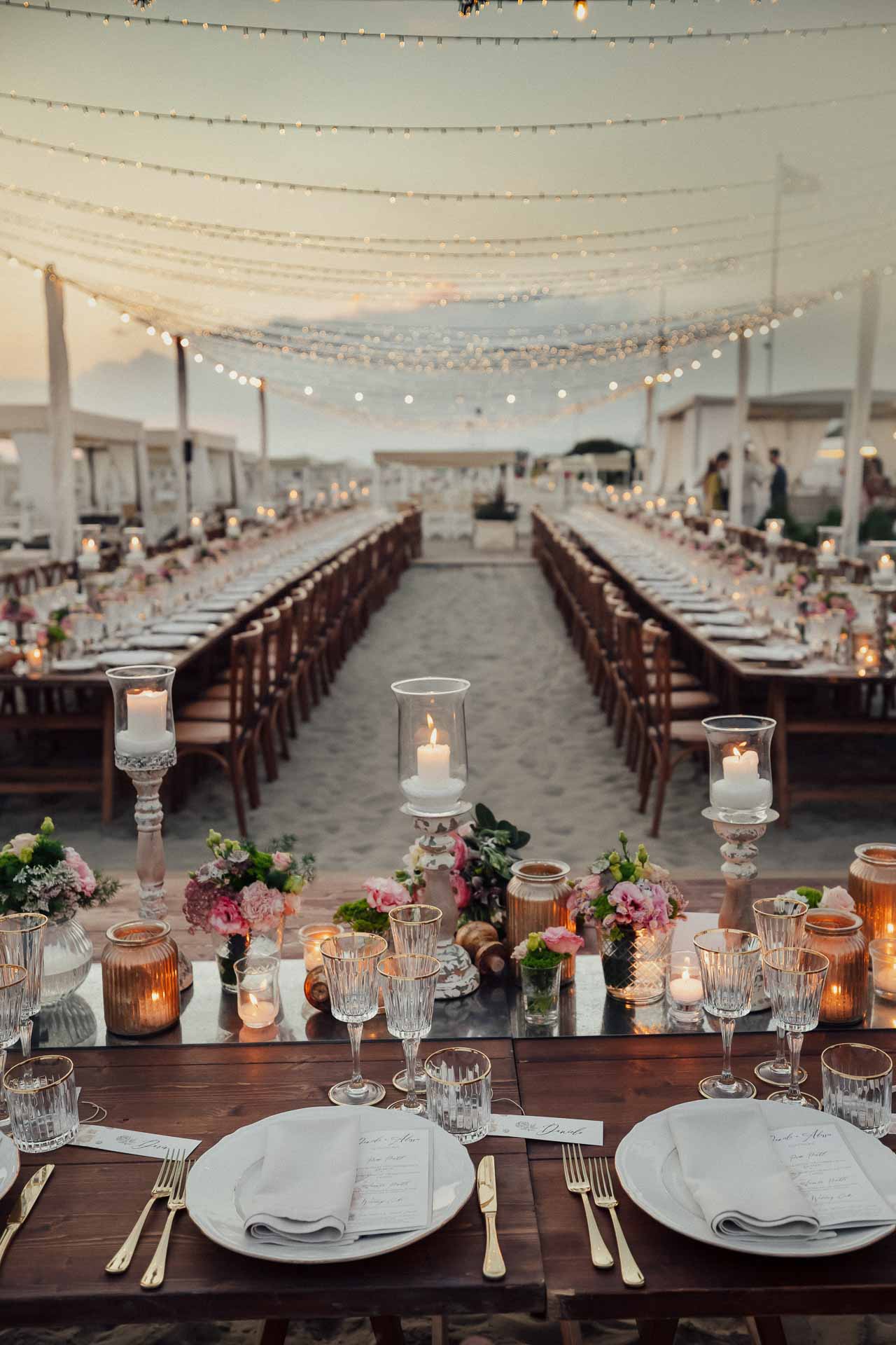 tavoli sulla spiaggia matrimonio franco mare