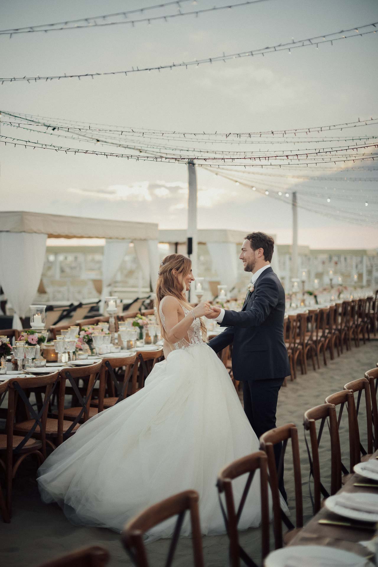 sposi tra i tavoli matrimonio franco mare