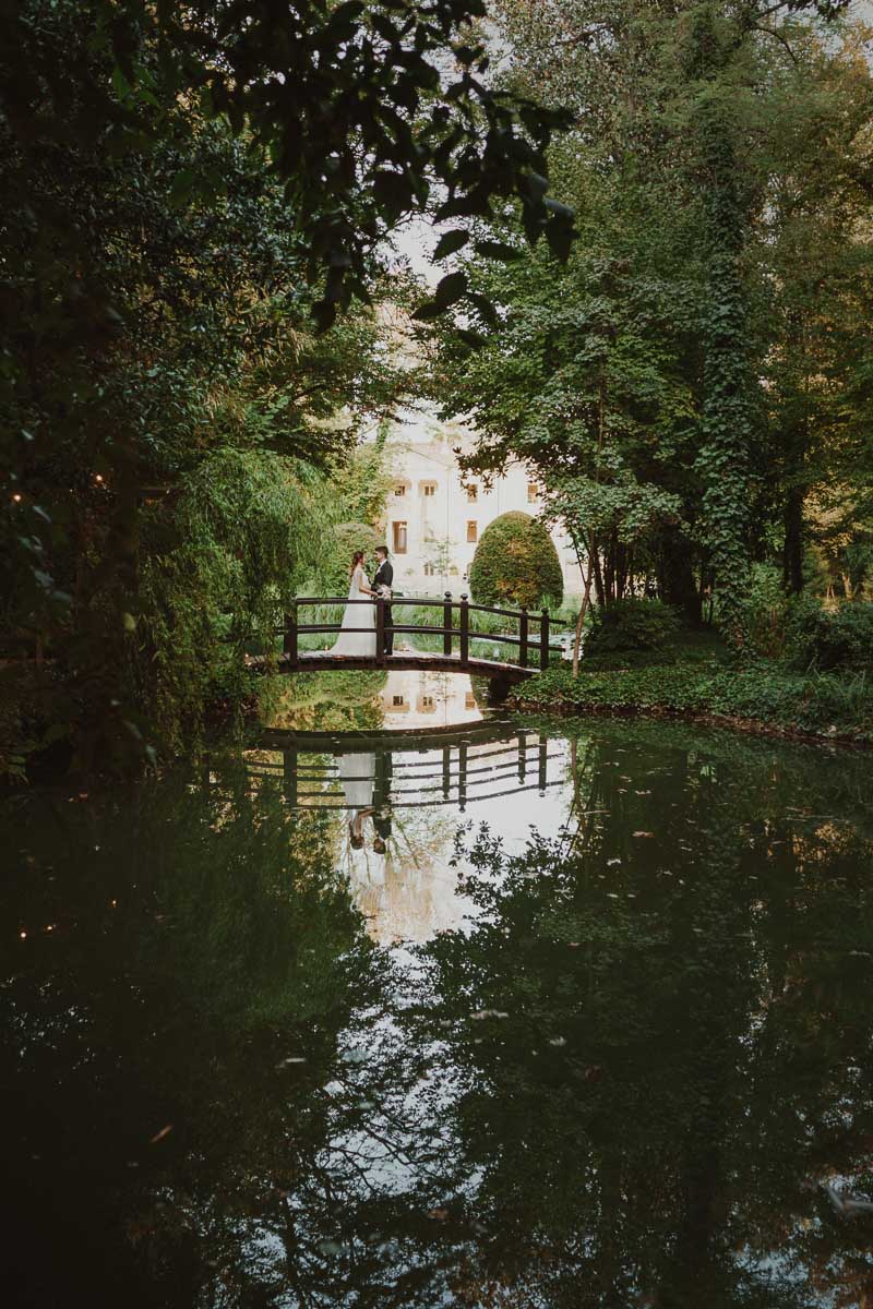 sposi sul lago di villa di bagno