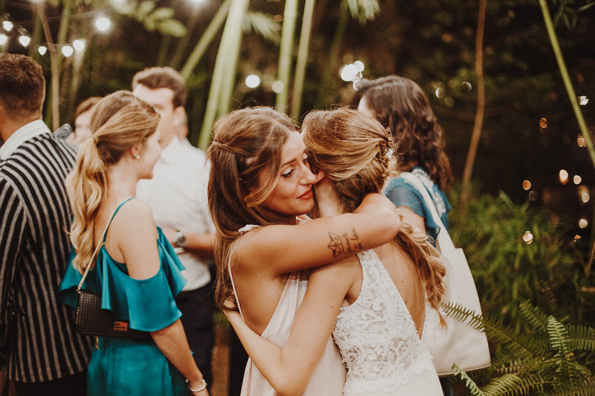 sposa e damigella che si abbracciano