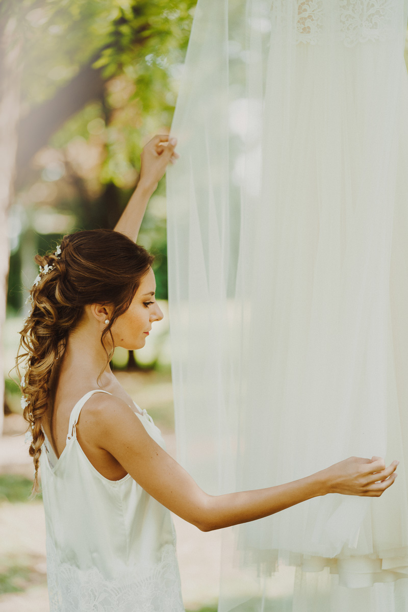 abito sposa all'aperto