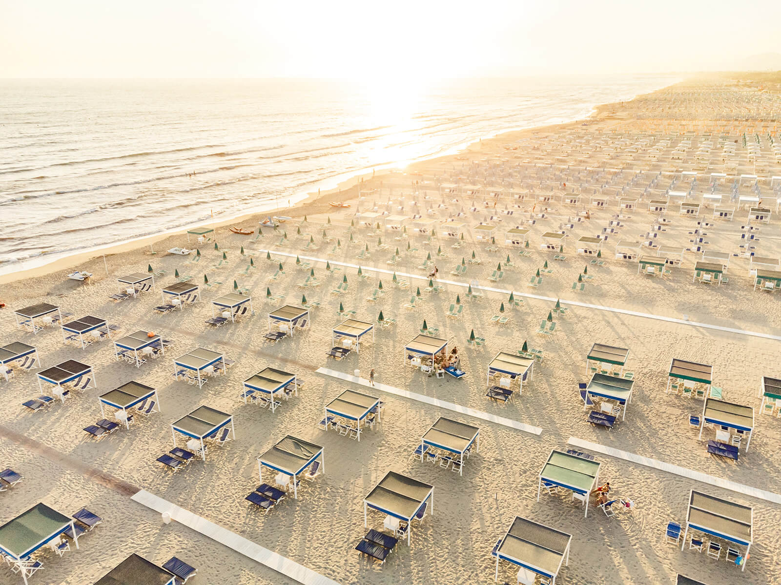 Spiaggia al tramonto in versilia