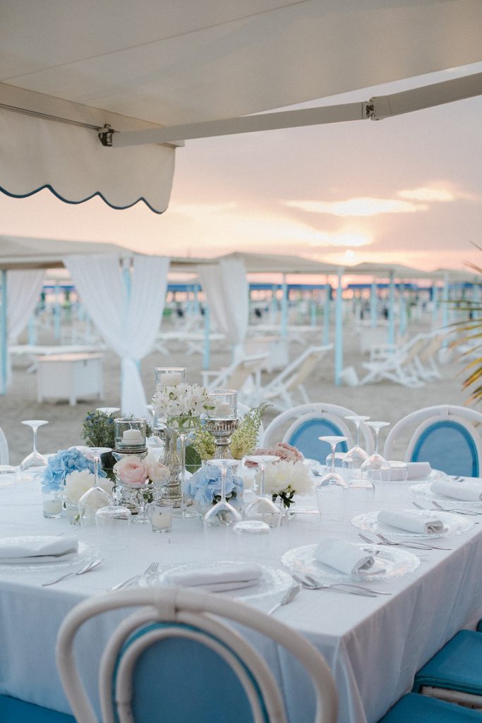 Table details of the wedding on the beach